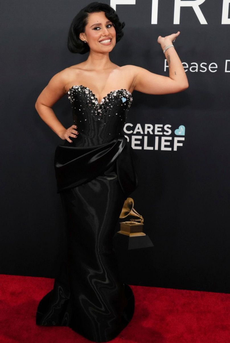 Raye éblouie dans une vieille robe noire sans bretelles armani privé de style hollywoodien.