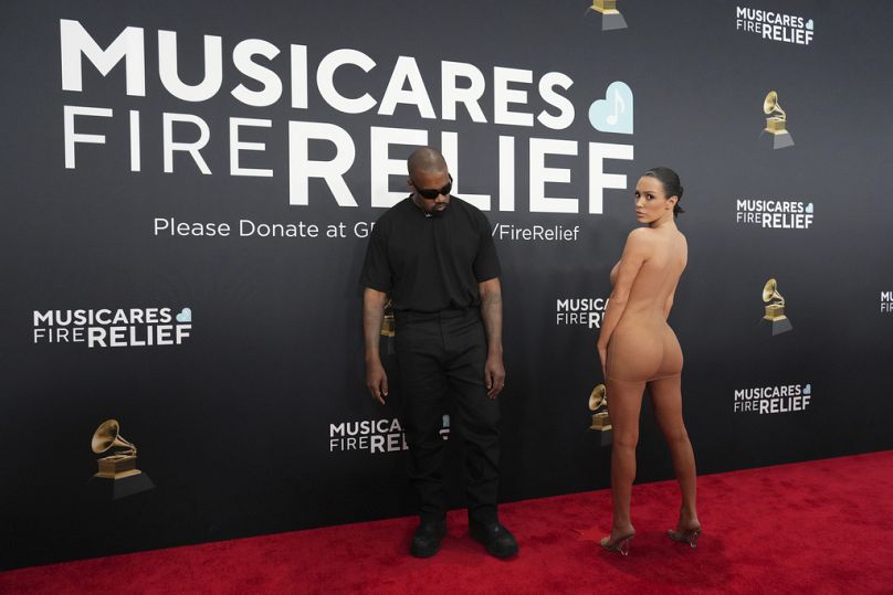 Kanye West et Bianca Censori ont peut-être fait l'entrée la plus parlée avec Censori en déshabillant son manteau de fourrure, laissant peu à l'imagination.