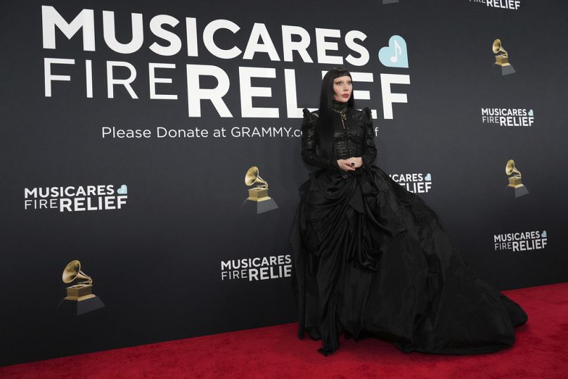 Lady Gaga donnait une héroïne gothique victorienne dans une robe de bal Black Samuel Lewis avec un corsage à col en cuir.