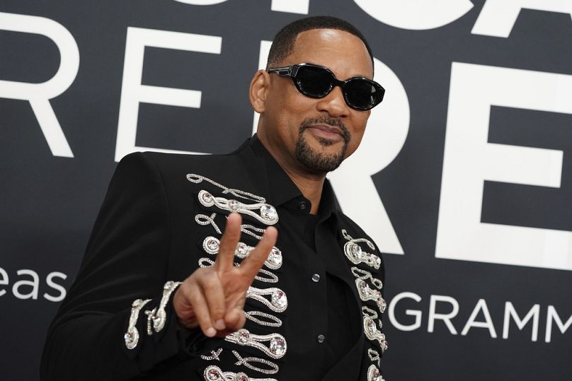 Will Smith portait un costume Balmain avec des embellissements de manteau incrustés de diamants.