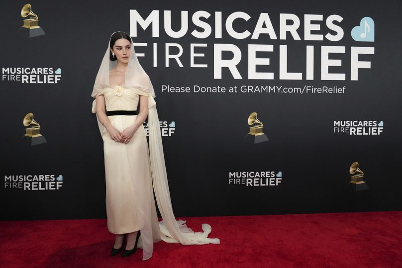 Gracie Abrams arrive aux 67e prix des Grammy Awards.