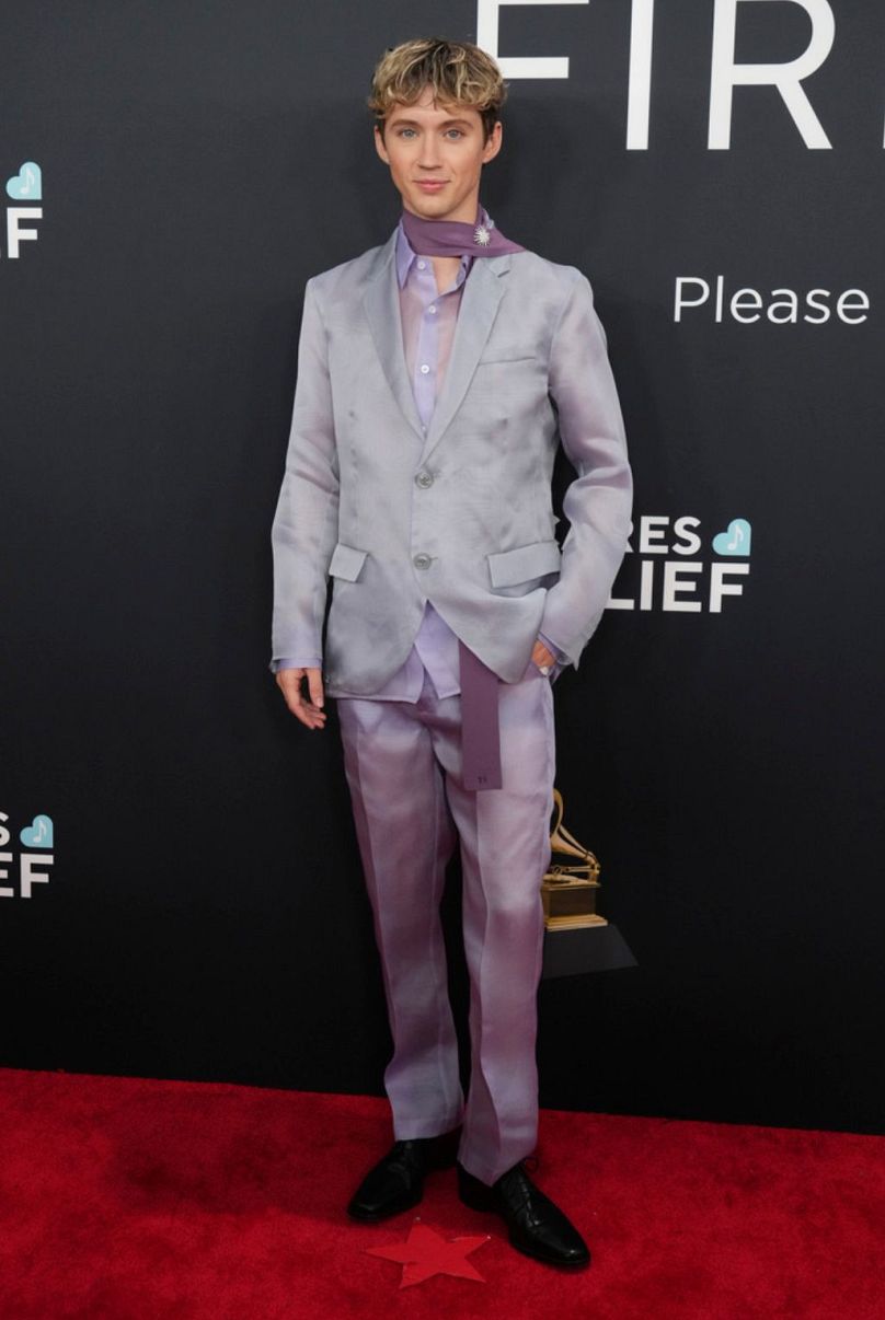 Troye Sivan a embrassé l'éthéréalité dans Pure Prada aux Grammys 2025