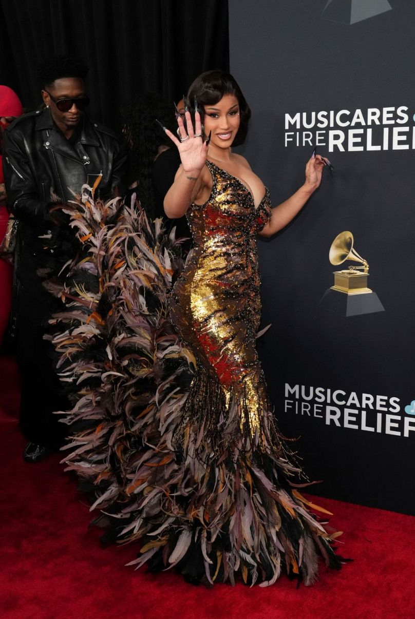 Cardi B a été stupéfait dans une robe sirène de Roberto Cavalli Cavalli.
