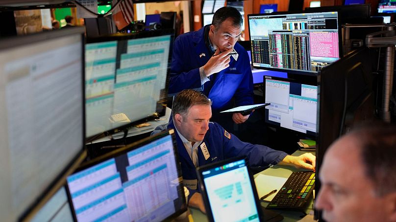 Les commerçants travaillent sur le terrain à la Bourse de New York à New York.