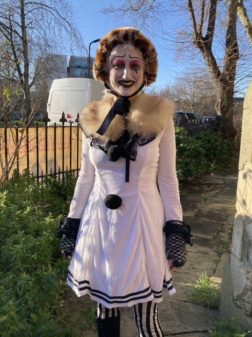 Un clown pose à l'extérieur de l'église All Saints