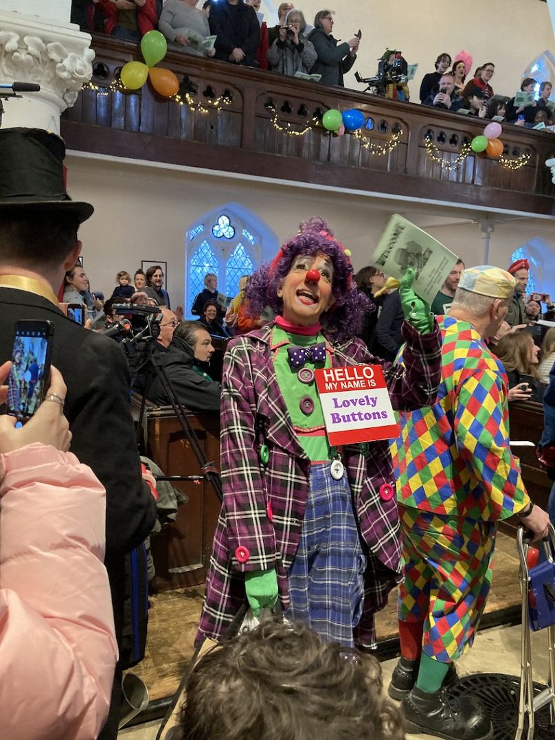 «De beaux boutons» le clown dit bonjour.