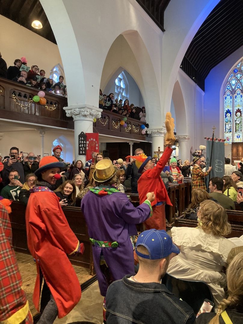 Une procession de clowns, de gants à grande main et tout, commencez le service