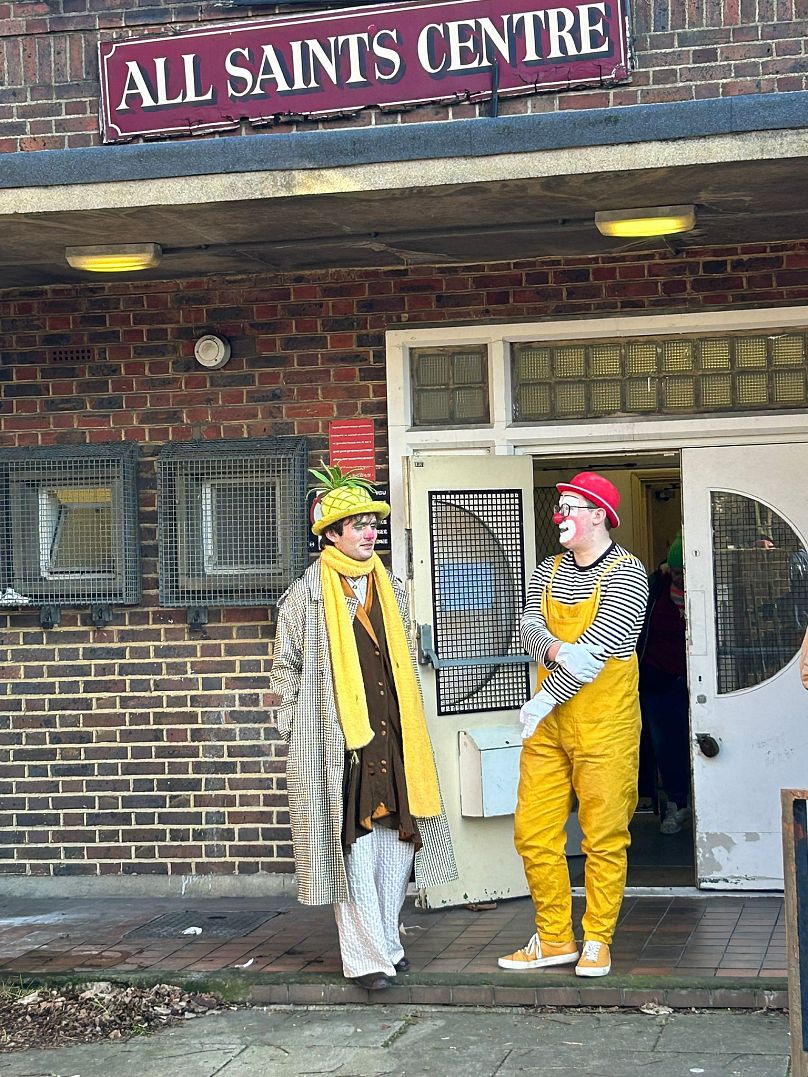 Bobby le clown (à droite) et un autre bouffon discutant avant le service