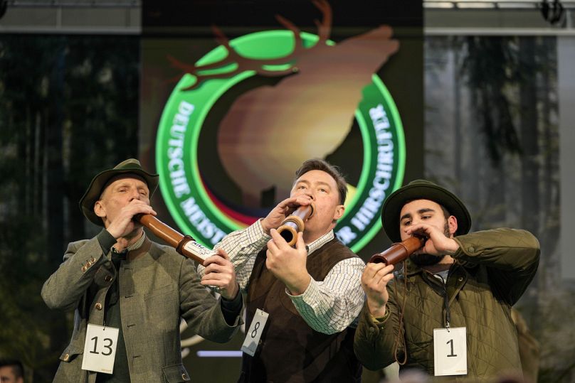 Le gagnant Fabian Menzel, centre, 2e placé Thomas Soltwedel, à gauche, et Jerome Boehm, 3e placée, pour imiter un cerf en chaleur au championnat allemand de cerf