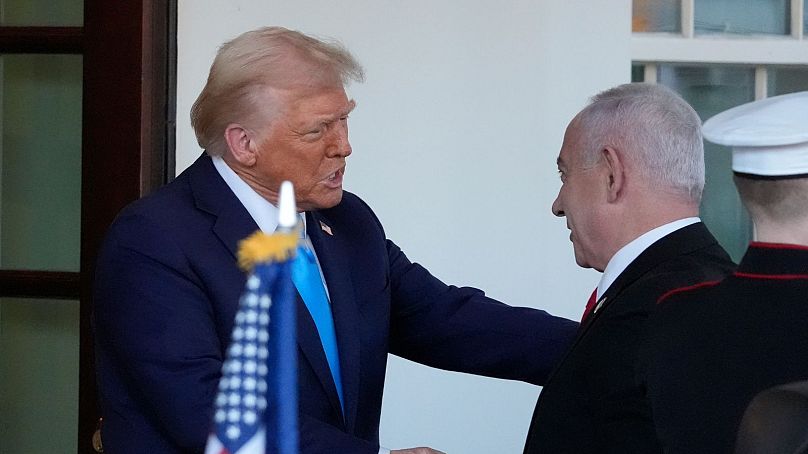 Le président Donald Trump salue le Premier ministre israélien Benjamin Netanyahu à son arrivée à l'aile ouest de la Maison Blanche.