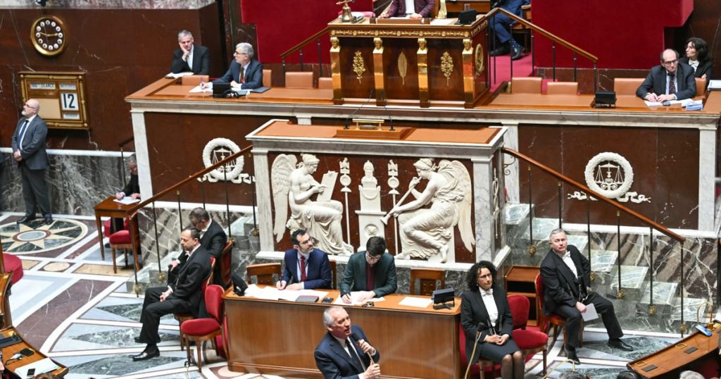 Le Premier ministre français Bayrou survit au combat budgétaire mais se retrouve en boîte