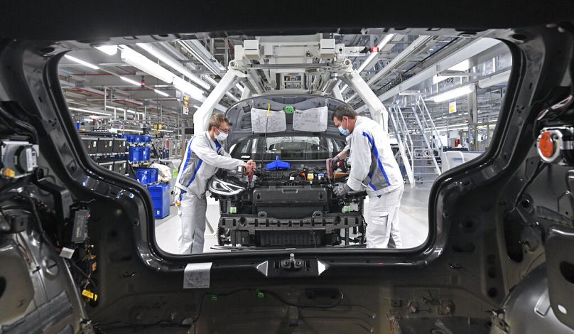 Les employés de la productrice de voitures allemands Volkswagen Sachsen, travaillent avec l'assemblage de l'ID.3 dans l'usine de véhicules à Zwickau, en Allemagne.