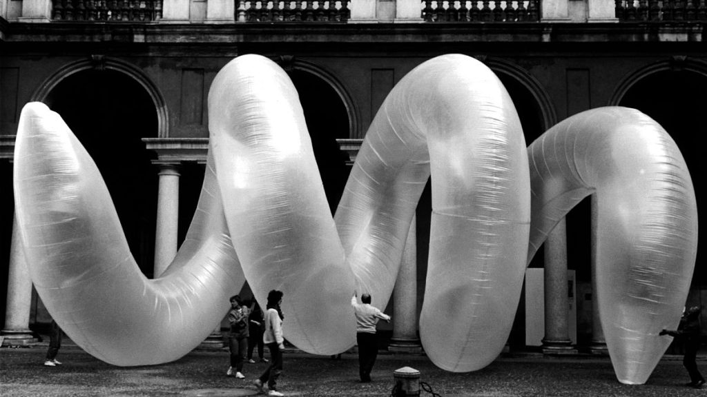 Franco Mazzucchelli Elica , 1985 Intervento Ambientale. PVC, air. Cortile of Brera.
