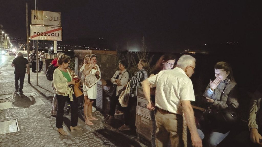 People in the street after an earthquake in the Campi Flegrei, near Naples, on 20 May 2024