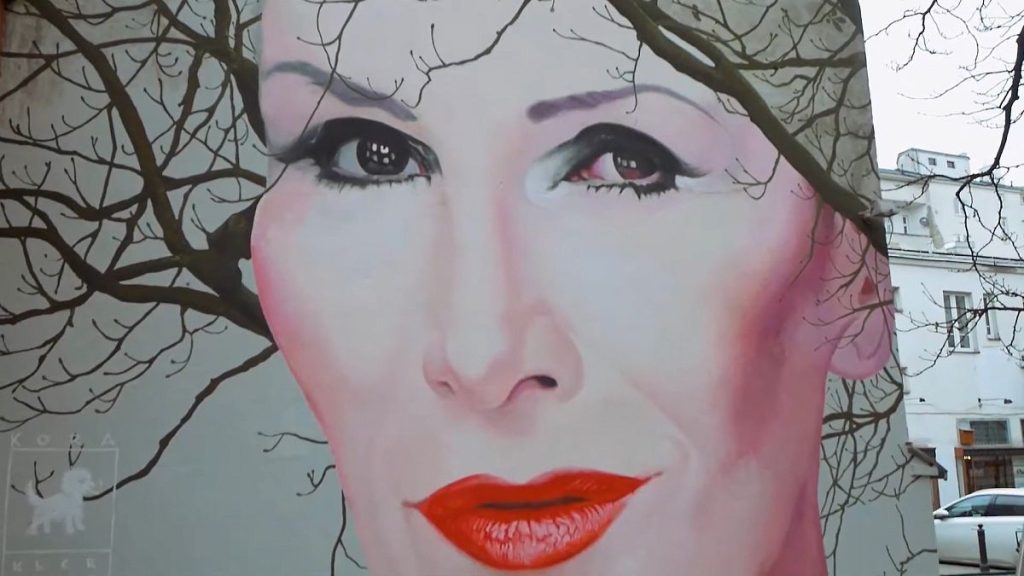 De la propagande à l'art de la rue, les murs de Varsovie prennent vie