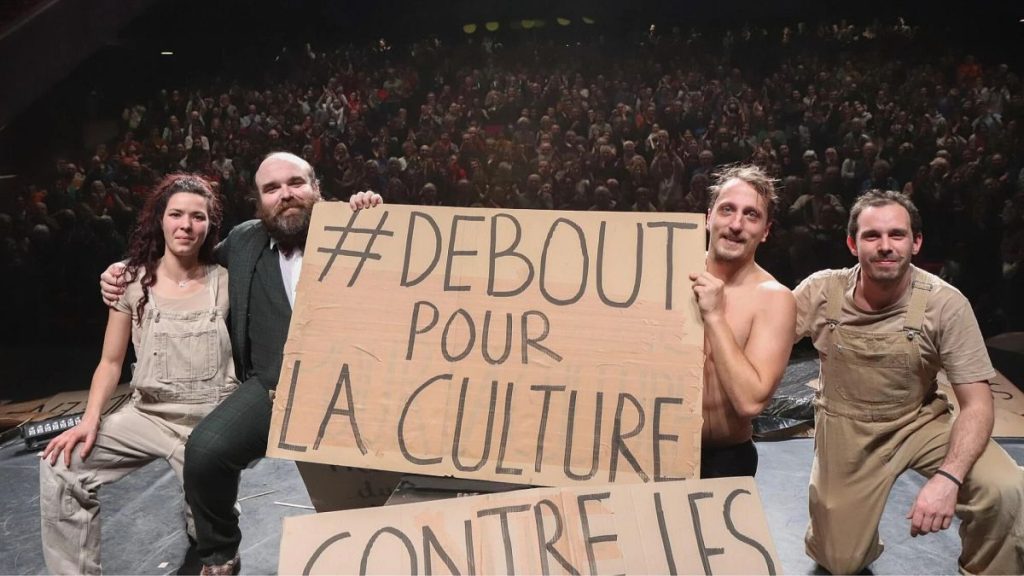 «Défendez la culture!»: Les artistes protestent contre les coupes budgétaires de la culture de la France