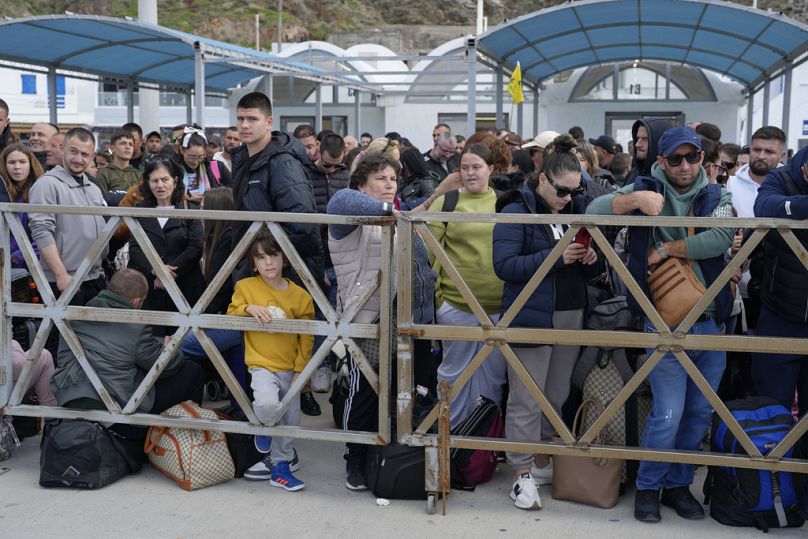 Les gens attendent l'arrivée d'un ferry régulièrement programmé au port d'Athènes de Pirée, après un pic d'activité sismique, a soulevé des préoccupations concernant un tremblement de terre potentiellement puissant