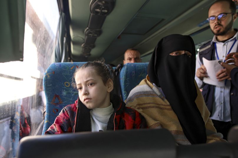 Les Palestiniens blessés dans le bombardement israélien de la bande de Gaza attendent avant de traverser la frontière de Rafah en Égypte, car les Palestiniens blessés et malades sont autorisés à partir