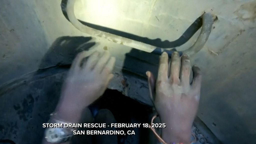 Femme de sauvetage des équipes de pompiers coincée dans les égouts pluviaux en Californie