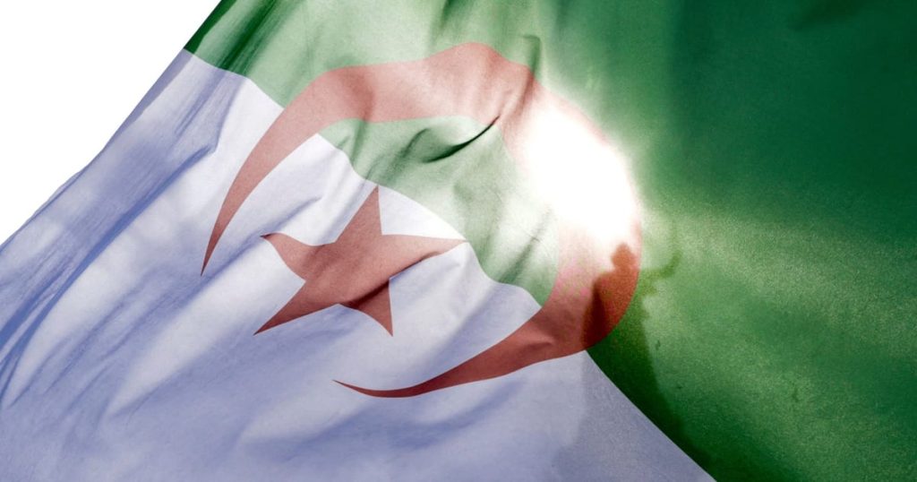 L'Algérie fait exploser le gouvernement français pour avoir suivi les «ordres de l'extrême droite» dans la rangée d'immigration