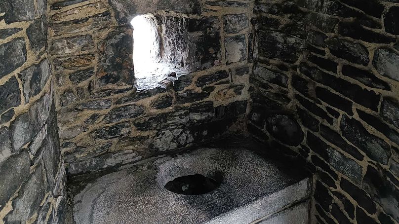 Comment les temps ont changé: une toilette médiévale au château de Gravensteen à Gand, en Belgique.