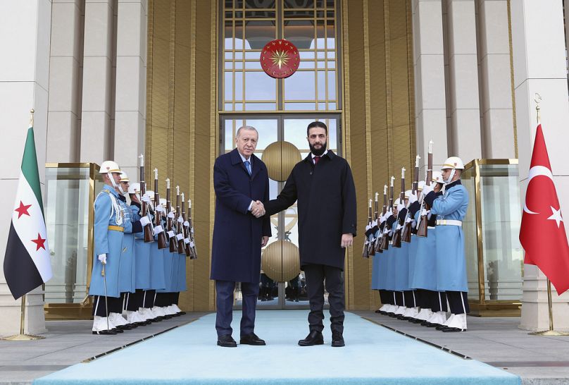 Le président turc Recep Tayyip Erdogan accueille le président par intérim syrien Ahmad al-Sharaa avant de rencontrer le palais présidentiel à Ankara, Turquie, mardi 4 février 2025.