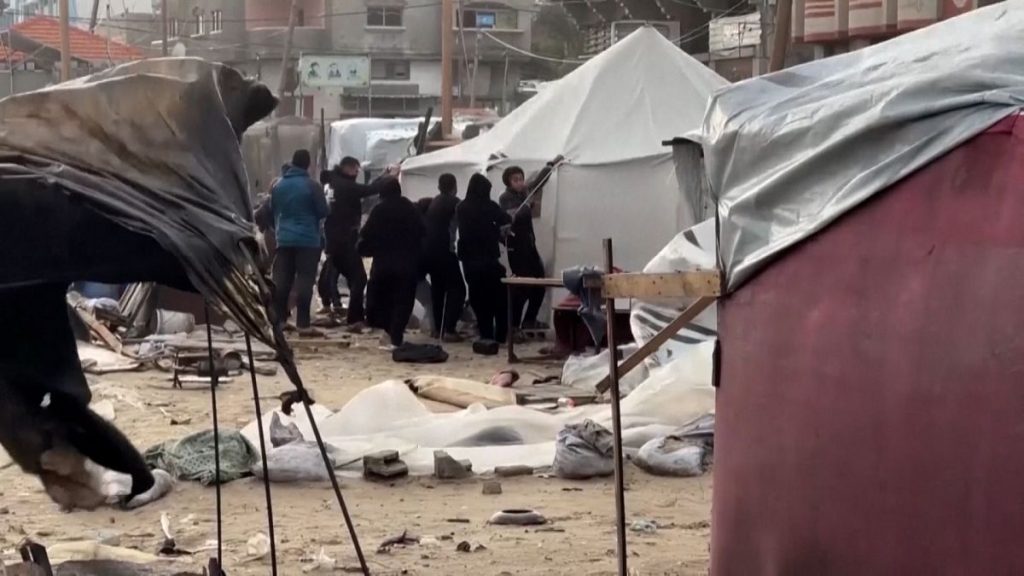 Les Gazans déplacés sont confrontés à de nouvelles difficultés alors que les tempêtes frappent les abris