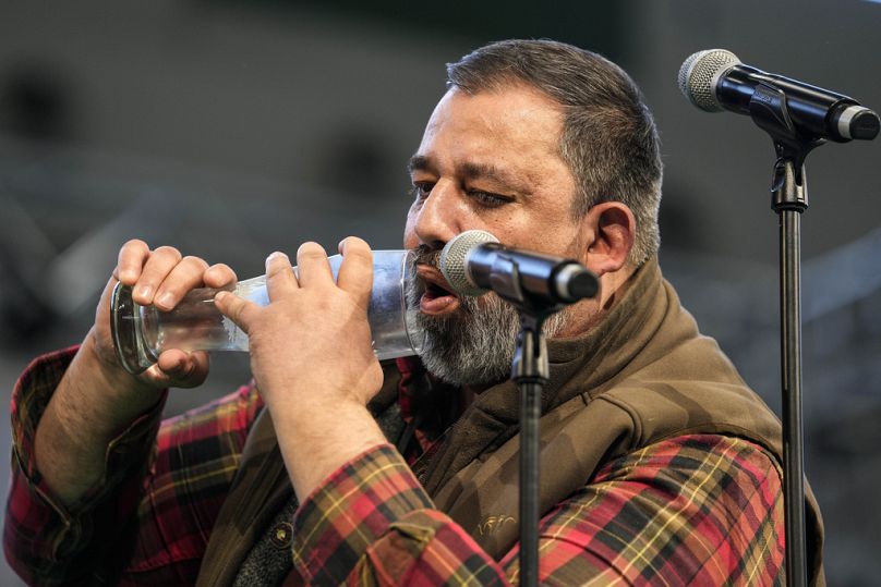 Marc Elschami se produit pour imiter un cerf dans la chaleur pendant le championnat allemand de l'allumage des cerfs