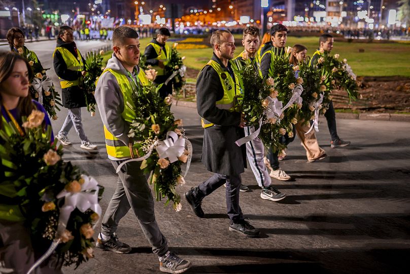Les manifestants portent des couronnes avec les noms des victimes de la gare de Novi Sad, 31 janvier 2025