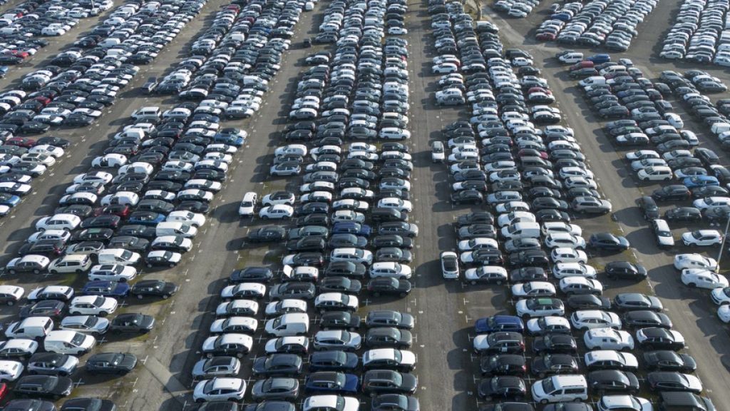 Donald Trump threatens to impose tariffs on EU goods.