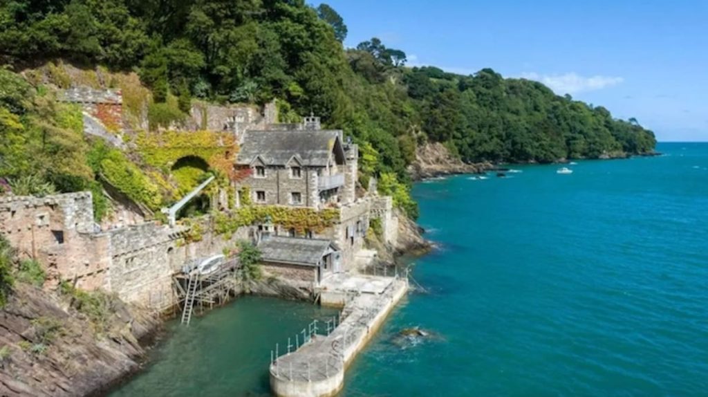 convertir un hangar à bateaux en maison médiévale