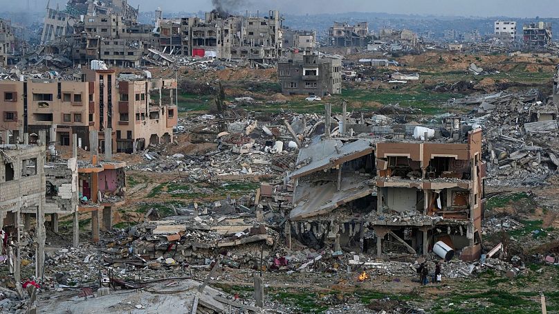 Une maison détruite dans une zone jonchée de décombres des bâtiments de Gaza City.