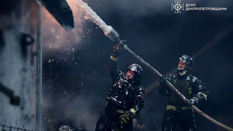 Les pompiers ont mis un feu à la suite d'une attaque de missiles russe contre le système énergétique du pays à Dnipropetrovsk.