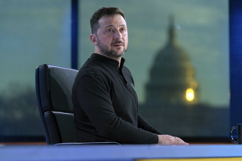 Le président de l'Ukraine, Volodymyr Zelenskyy, fait une pause lors d'une interview avec Bret Baier lors d'un enregistrement du rapport spécial de Fox News avec Bret Baier à Washington, le 28 février 2025