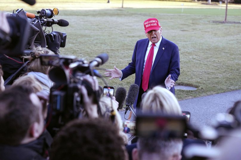 Le président Donald Trump parle aux journalistes avant de partir sur la pelouse sud de la Maison Blanche, le vendredi 28 février 2025, à Washington
