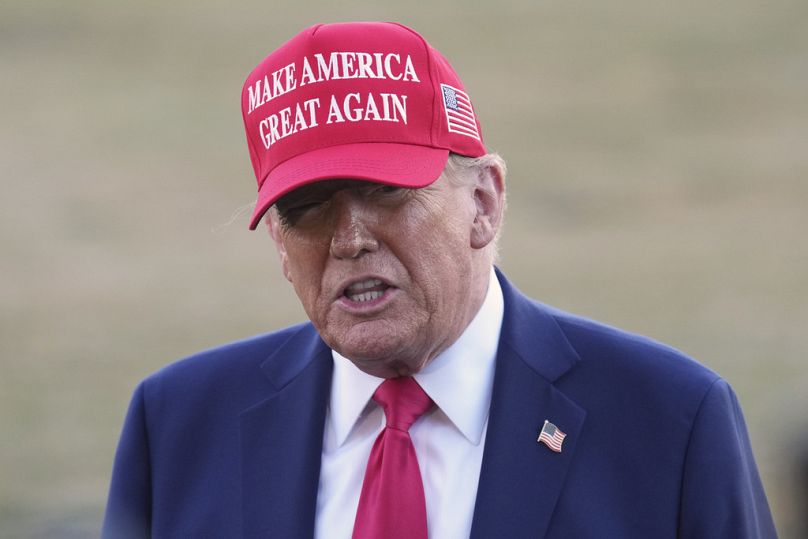 Le président Donald Trump parle aux journalistes avant de partir sur la pelouse sud de la Maison Blanche, le vendredi 28 février 2025, à Washington