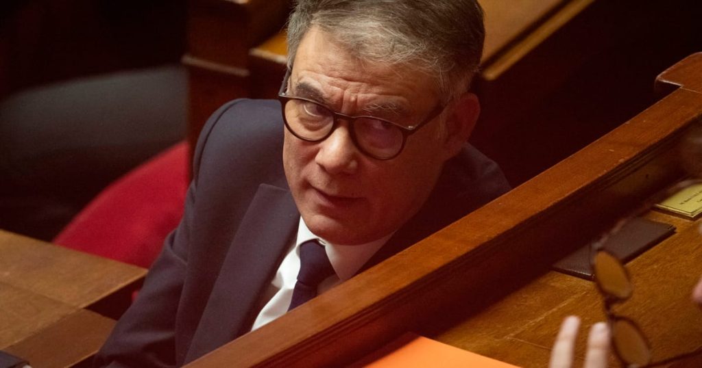 Les candidats prennent leurs notes avant la course de leadership dramatique pour les socialistes français