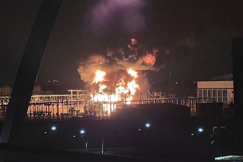 Un incendie à la sous-station électrique de North Hyde près de l'aéroport d'Heathrow à Londres, tôt le vendredi 21 mars 2025.