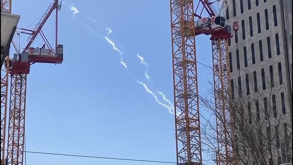 Air Raid Sirens Sound à Jérusalem au milieu d'une attaque de missile houthi