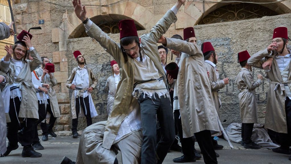 Jérusalem tient le défilé Pourim avec un ruban jaune symbolisant les otages
