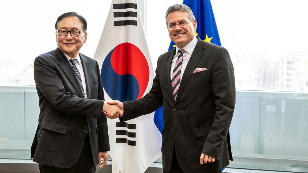 Inkyo Cheong, on the left, and Maroš Šefcovic