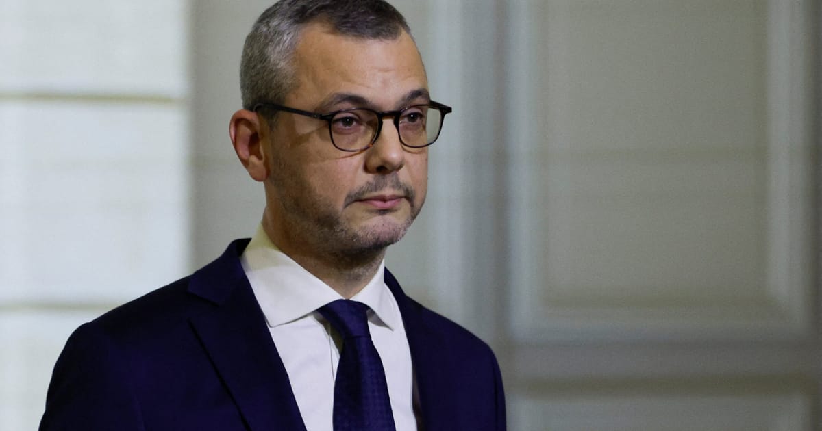 Le chef d'état-major de Macron quittant Elysé pour un emploi bancaire