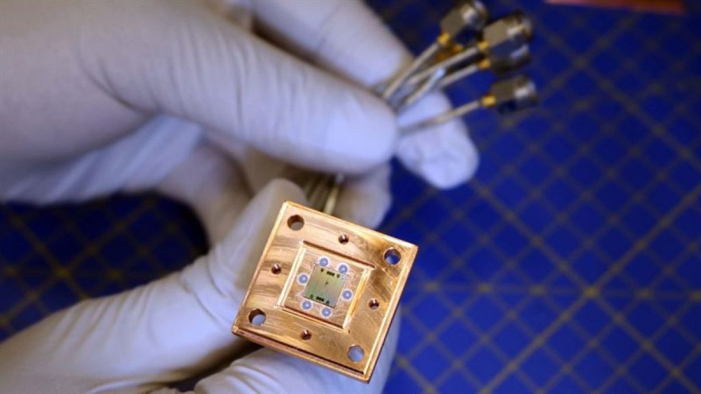 The new quantum refrigerator, made of qubits, can be seen as the square chip at the centre of copper housing.