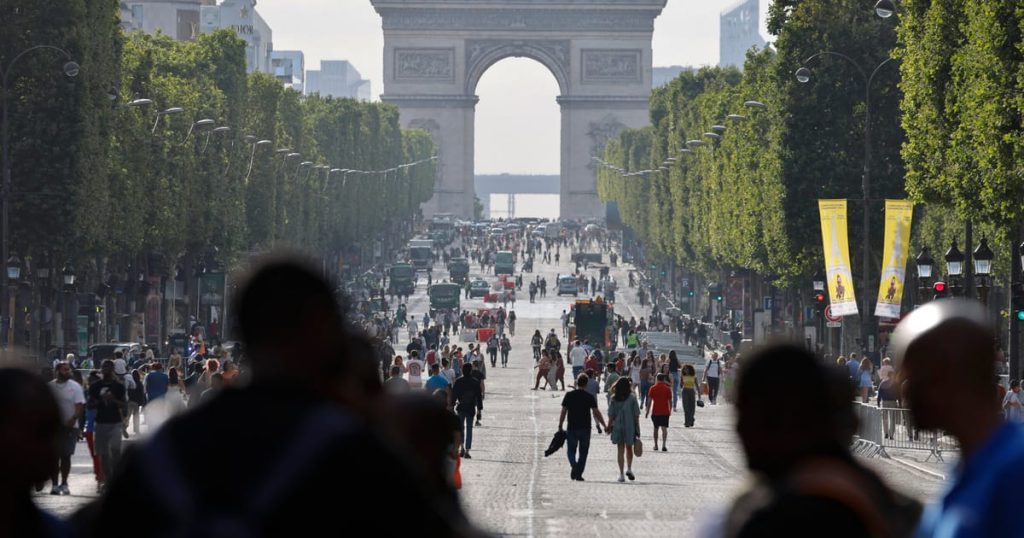 La cinquième République de la France est sur les cordes
