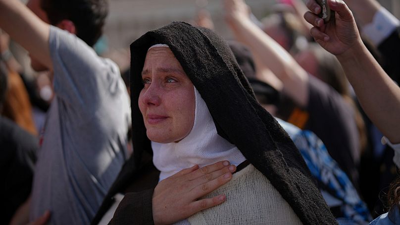 Une religieuse pleure alors que le corps du pape François est transporté dans la basilique Saint-Pierre au Vatican.