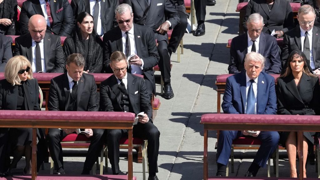 Étiquette funéraire: le costume bleu de Trump était-il une erreur diplomatique et de mode aux funérailles de Pope?