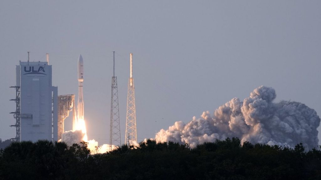 Amazon lance le premier lot de satellites Internet dans Race to Rival Musk's SpaceX