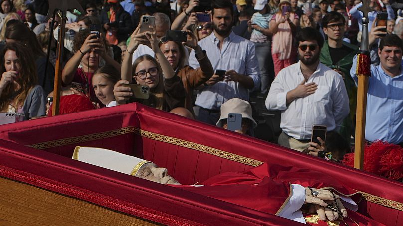 Le corps du pape François est transporté dans la basilique Saint-Pierre au Vatican, où il restera dans l'État pendant trois jours.