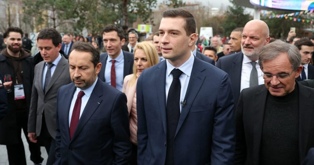 Français à l'extrême droite Flasts renversant le gouvernement dans le sillage du verdict Le Pen