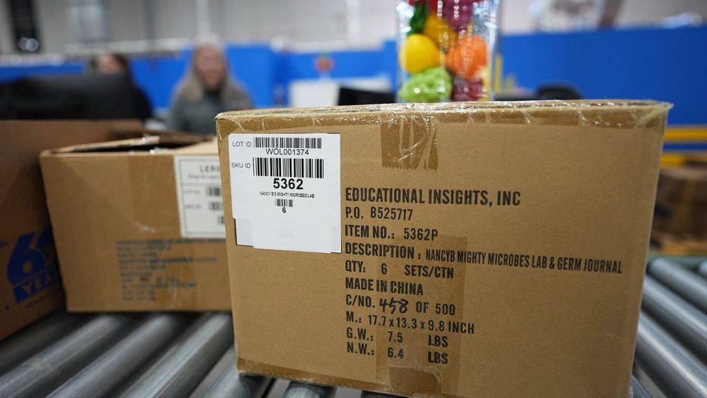 L'activité de fabrication de la Chine tombe à un creux de 16 mois alors que les tarifs de Trump mordaient